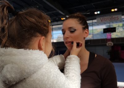 Clémence en pleine séances maquillage